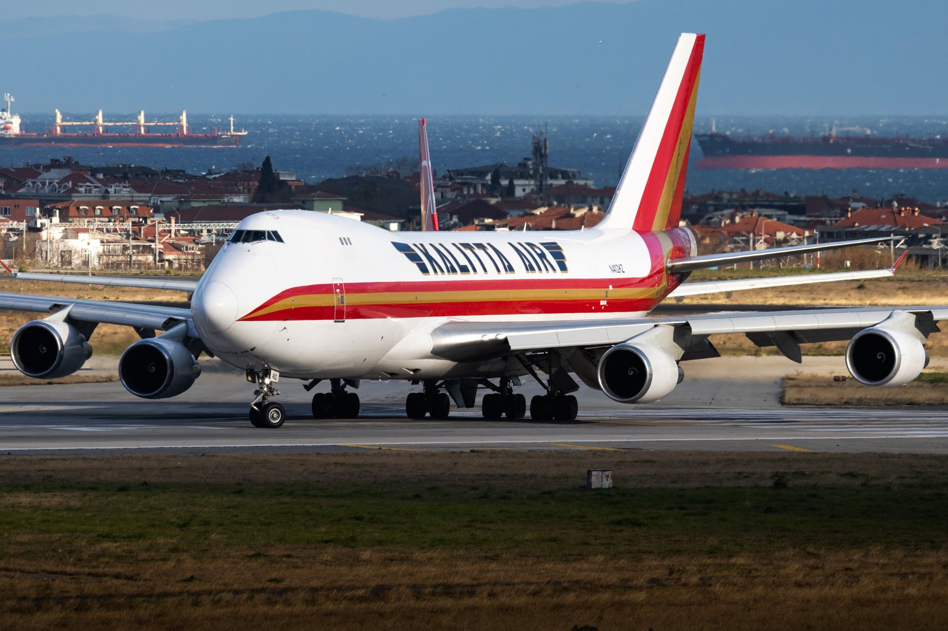 Avión de carga Kalitta Air Boeing 747-400 despegando en el Aeropuerto Internacional Atatürk de Estambul