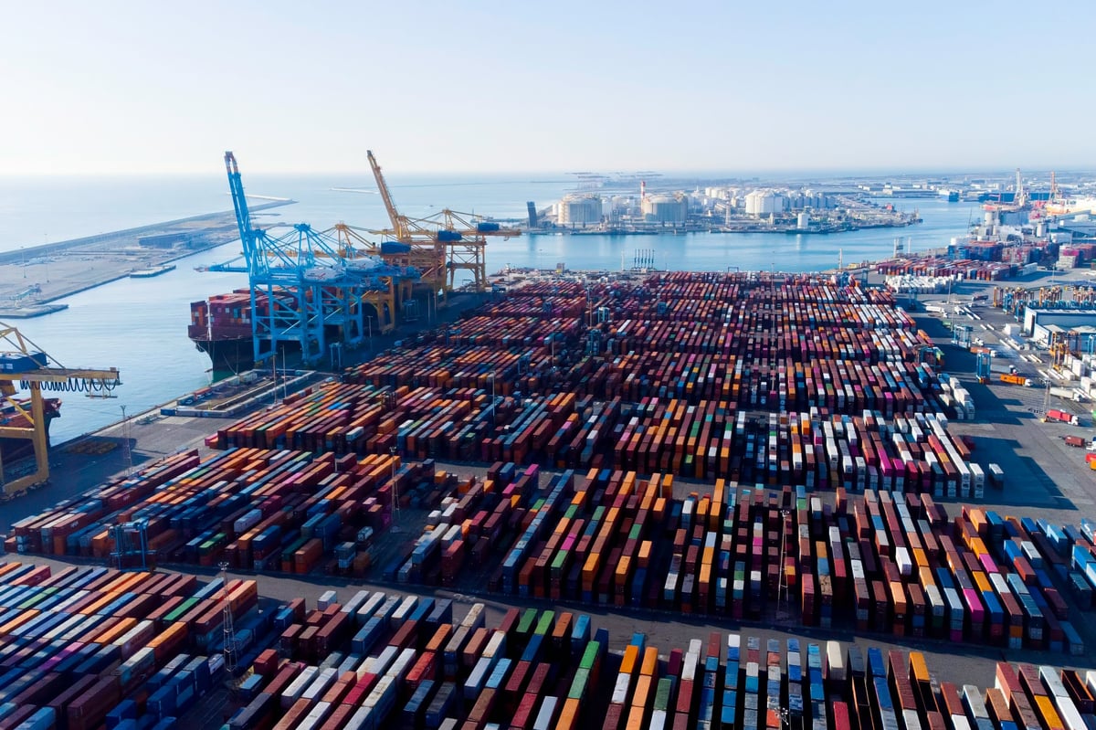 Puerto aéreo internacional con contenedores